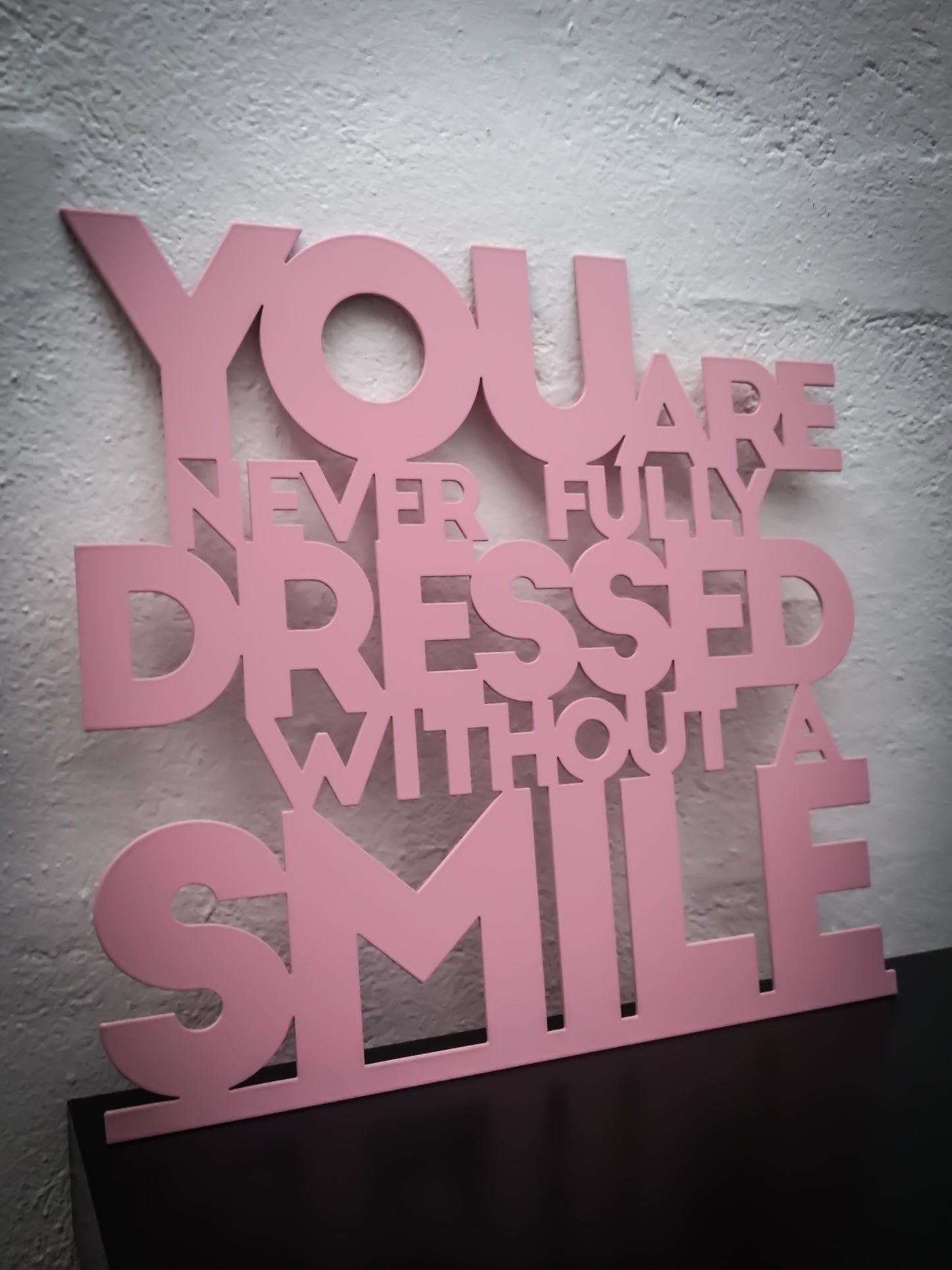 You are never fully dressed without a smile - Pinklakeret 33,5x32cm