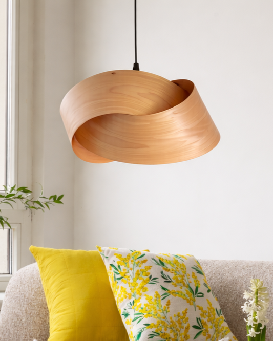 Cintora pendellampe i træ med organisk design