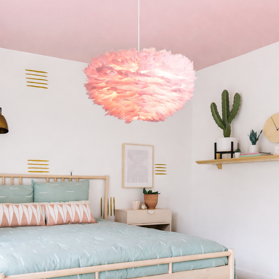 Lufira Pink fjerlampe i soveværelse med varm og stemningsfuld glød