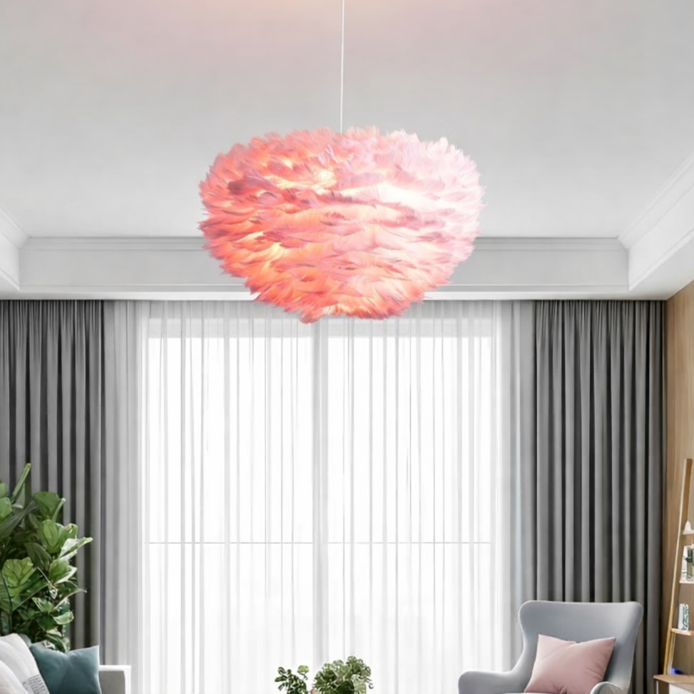 Pink fjer pendellampe som dekorativt blikfang i stue