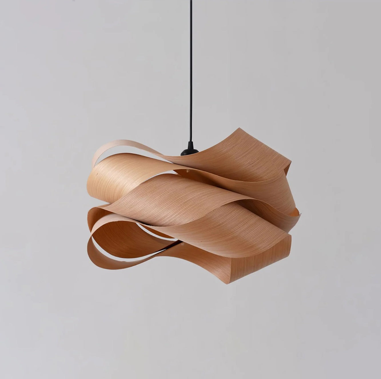 Skandinavisk loftlampe Aura Twist i varm belysning