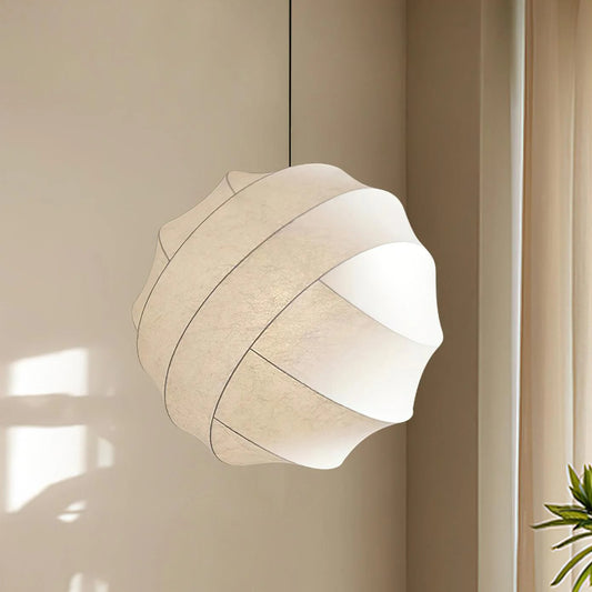 Silk Moon pendellampe i lyst og minimalistisk rum