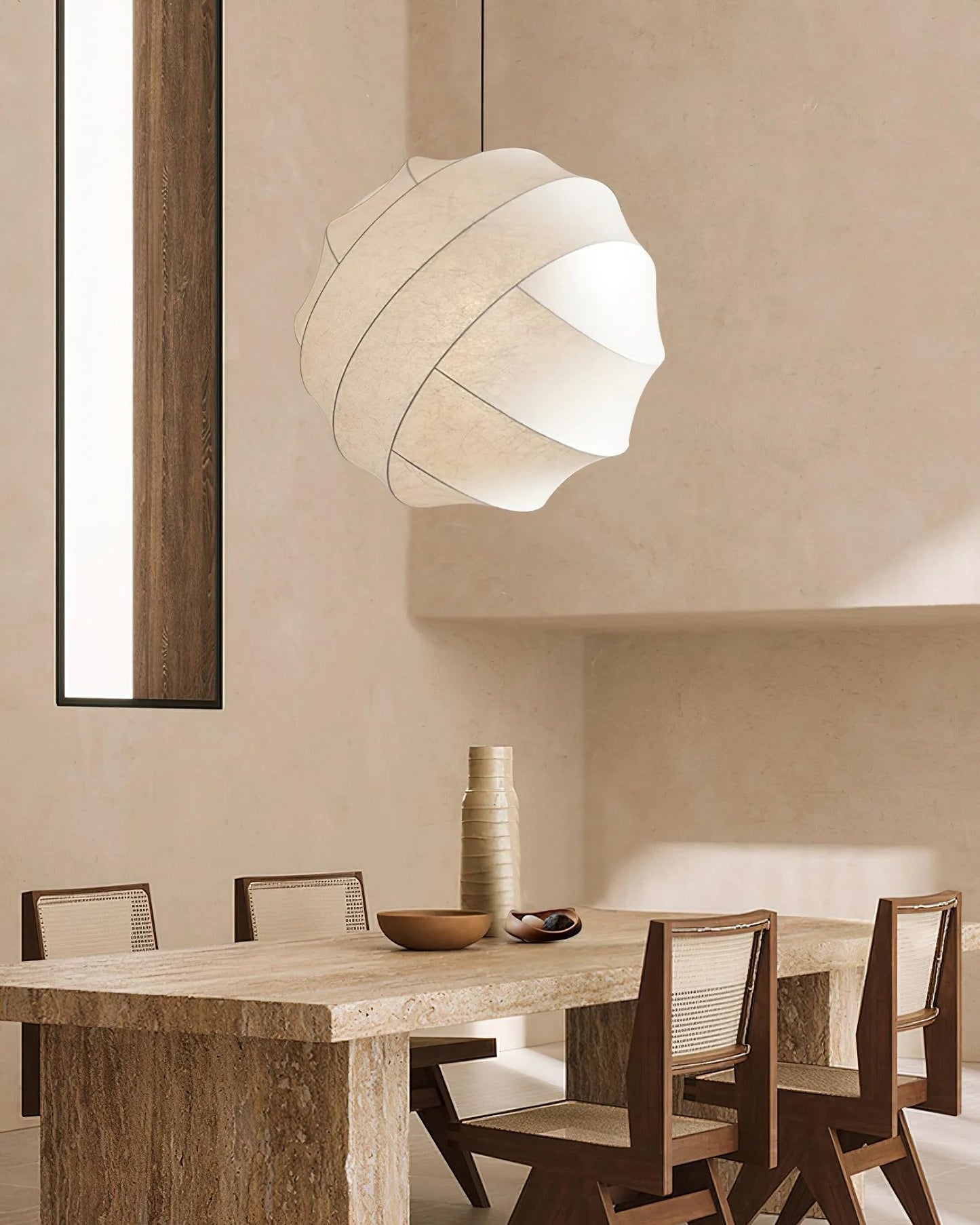 Silk Moon pendellampe over spisebord i nordisk indretning