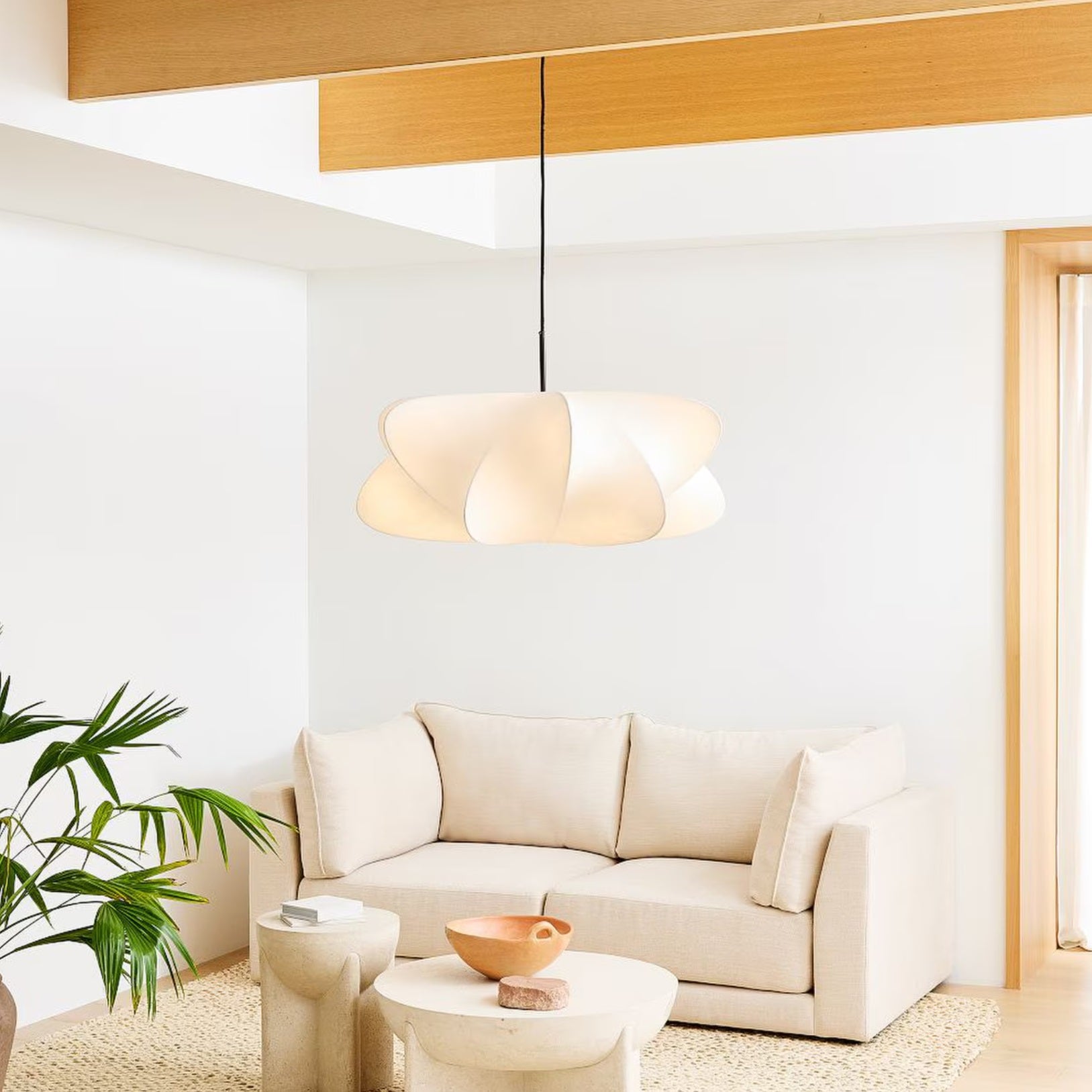 SkySilk pendellampe over sofabord i moderne hjem