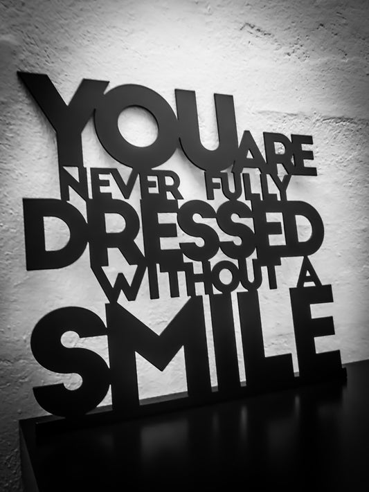 You are never fully dressed without a smile - Sortlakeret