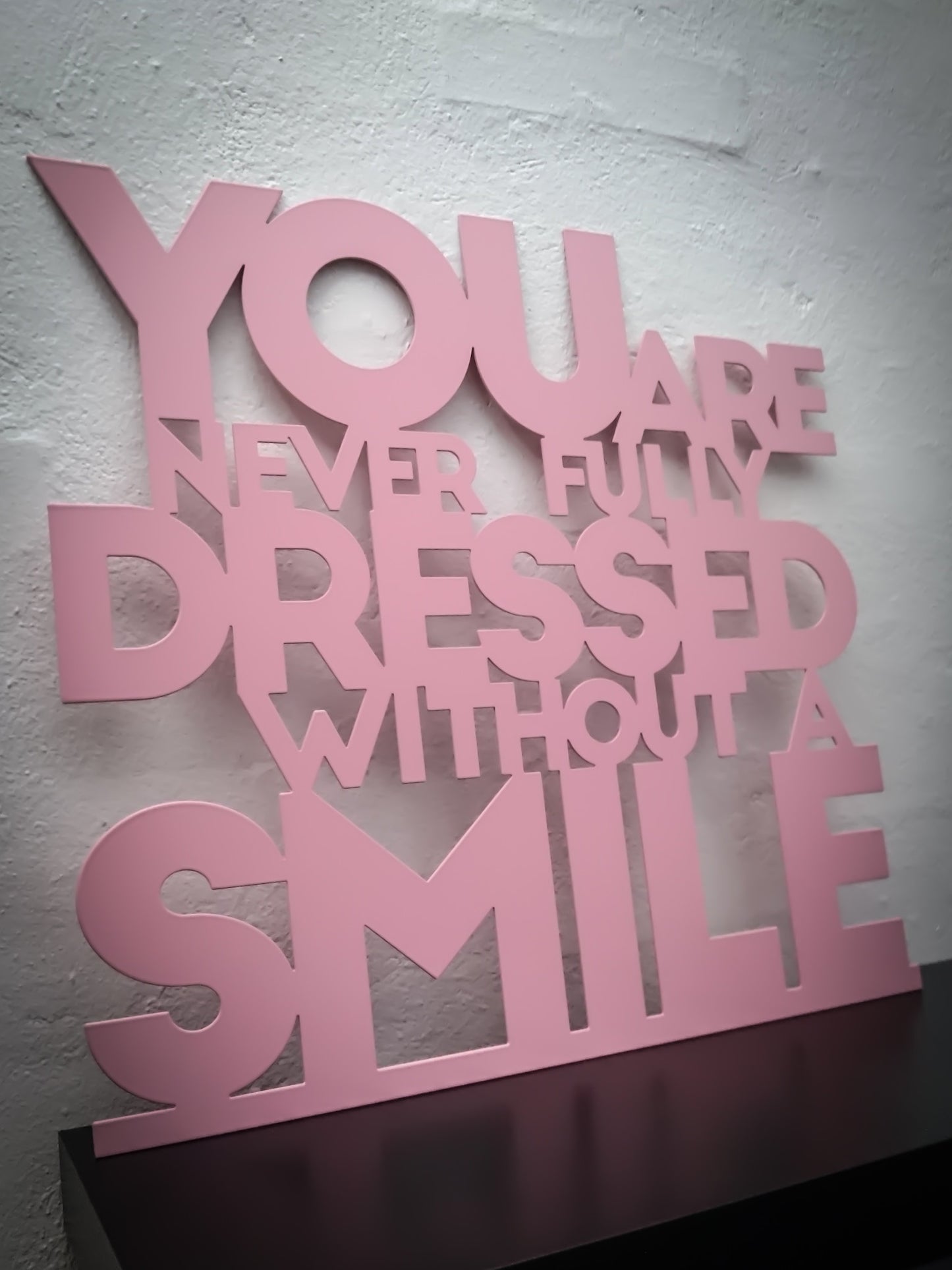 You are never fully dressed without a smile - Pinklakeret 52,5x50cm
