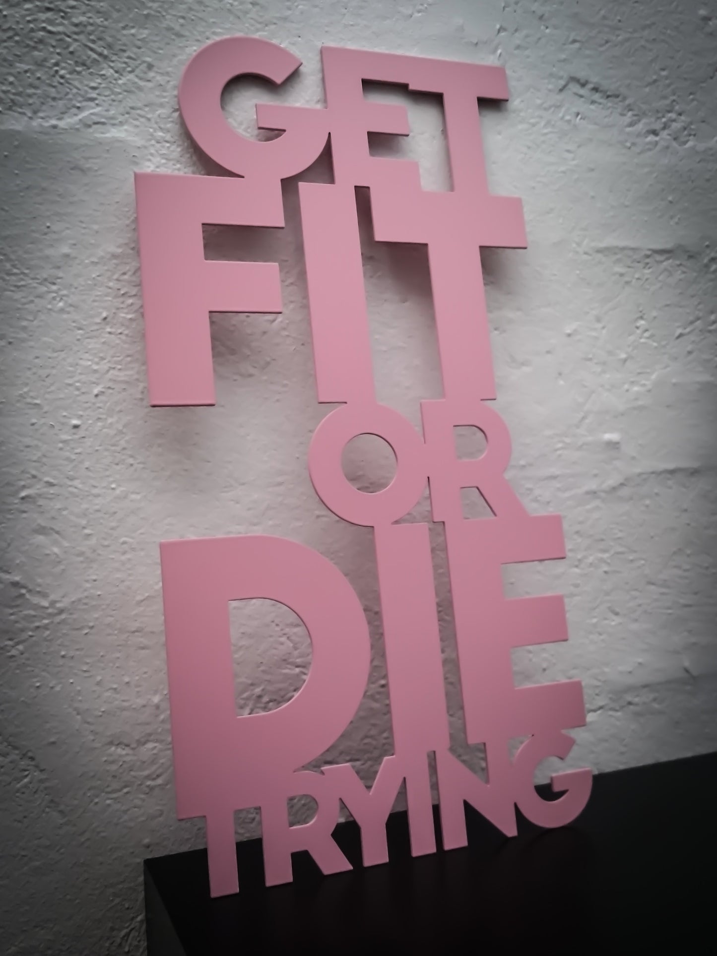 Metalskilt med citat - Get fit or die trying