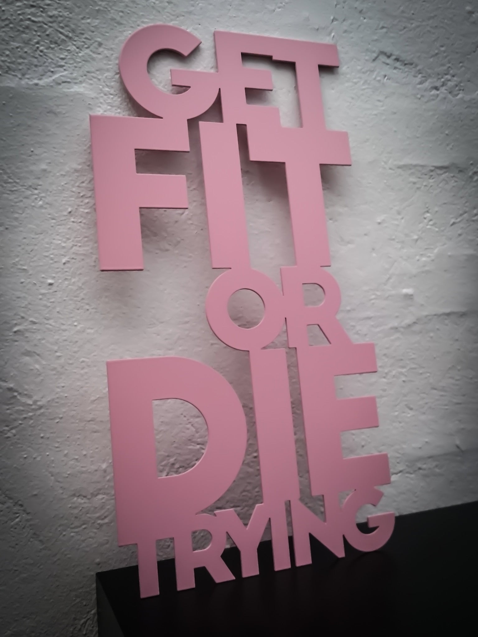 Metalskilt med citat - Get fit or die trying