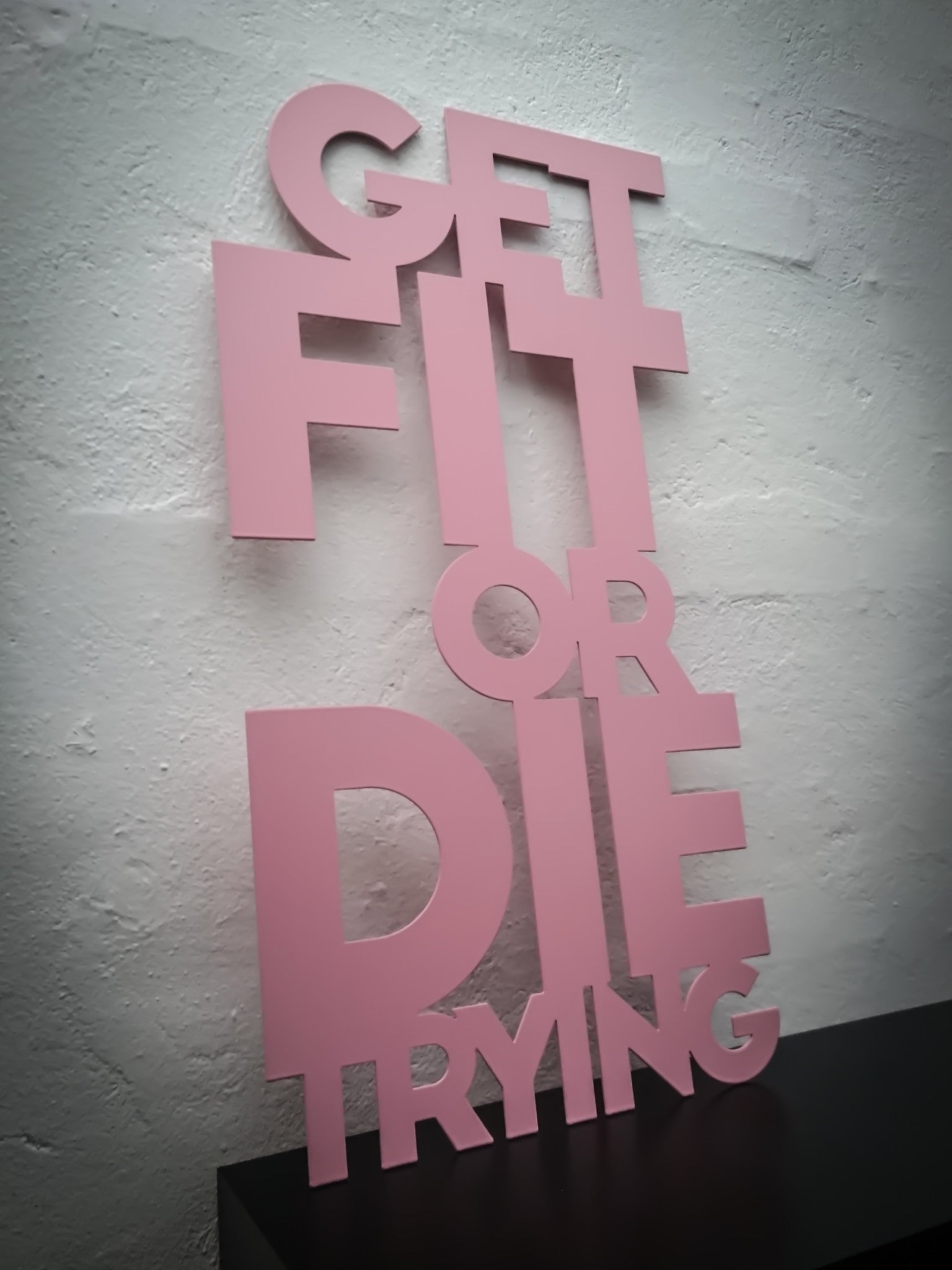 Metalskilt med tekst - Get fit or die trying