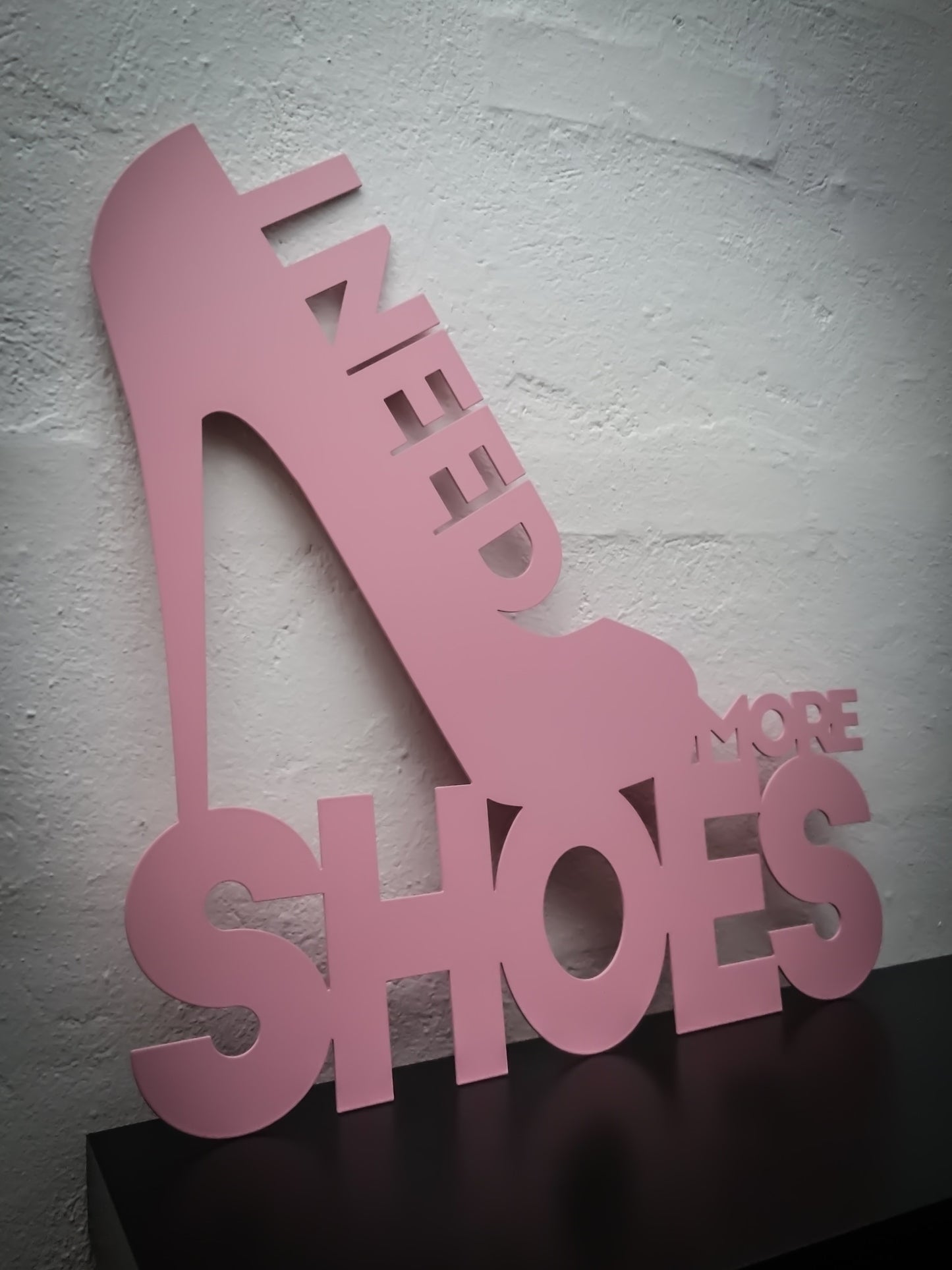Skilt med citat - I need more shoes