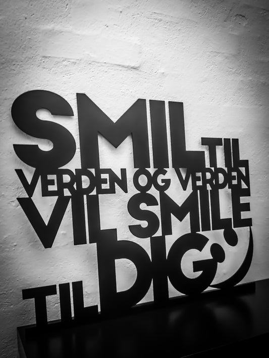 Smil til verden og verden vil smile til dig - Sortlakeret