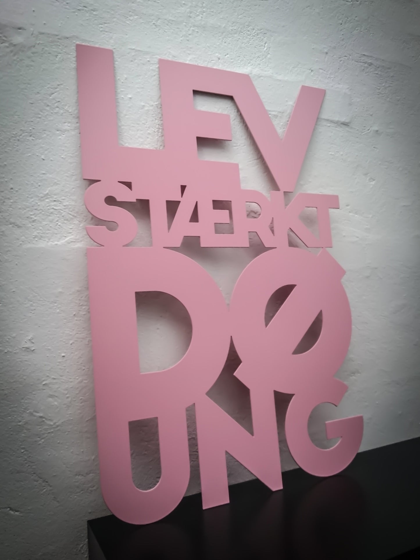 Lev stærkt dø ung - Pinklakeret 41,5x62cm