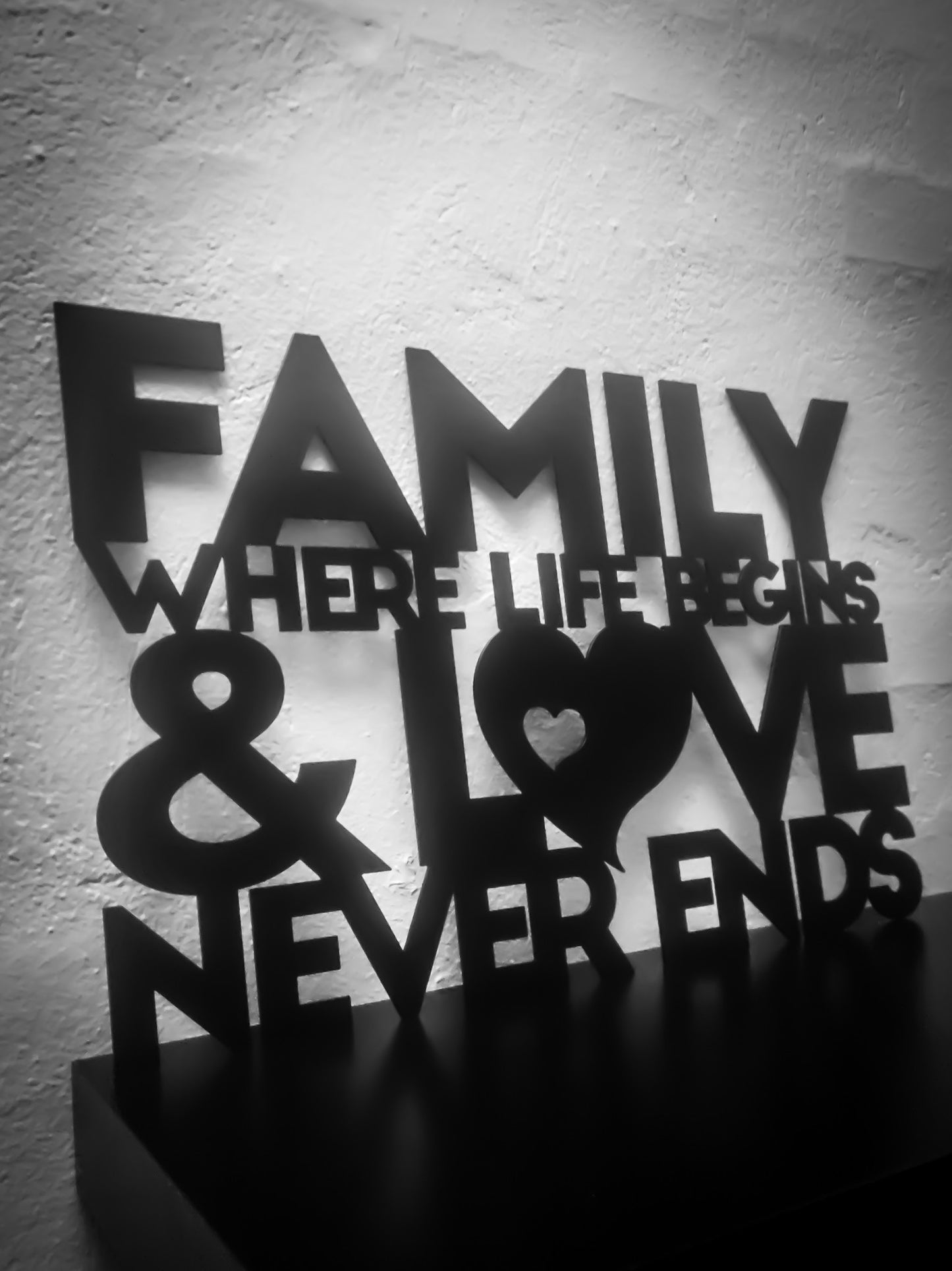 Familie, wo das Leben beginnt und die Liebe nie endet – Schwarz lackiert