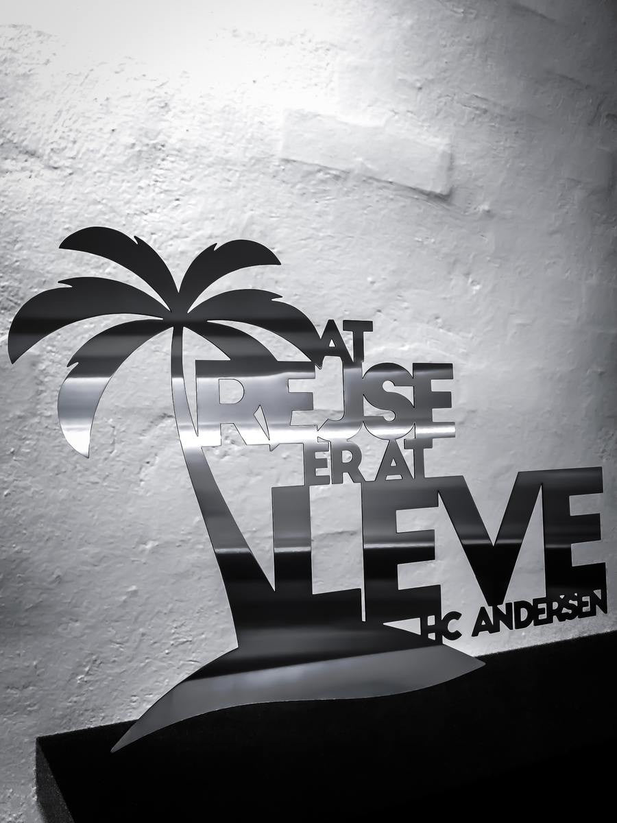 At rejse er at leve - Rustfri stål 47x33cm