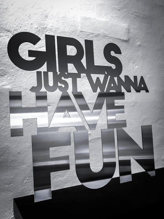 Girls just wanna have fun - Rustfri stål 50x48,5cm